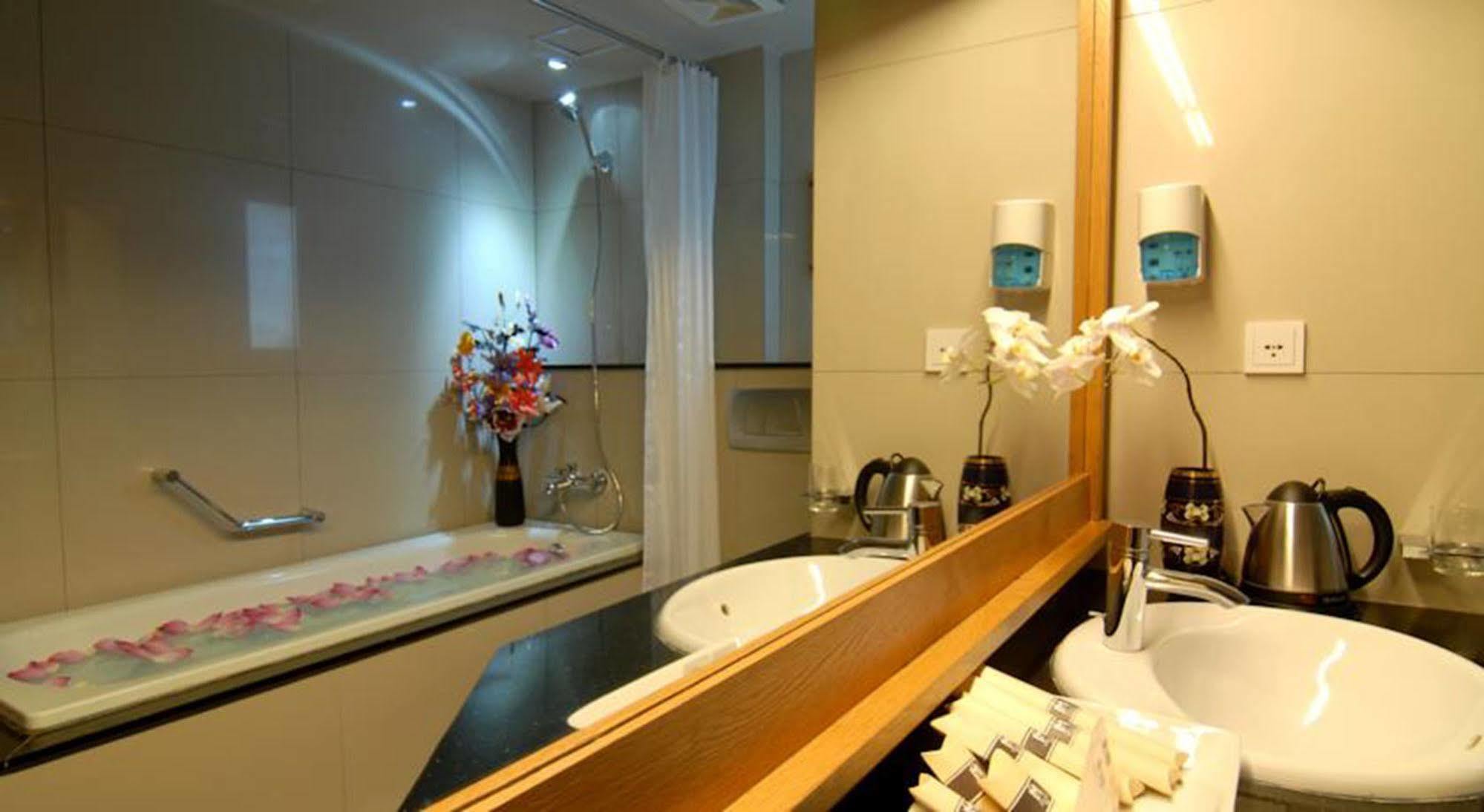 Hanoi Eternity Hotel Экстерьер фото